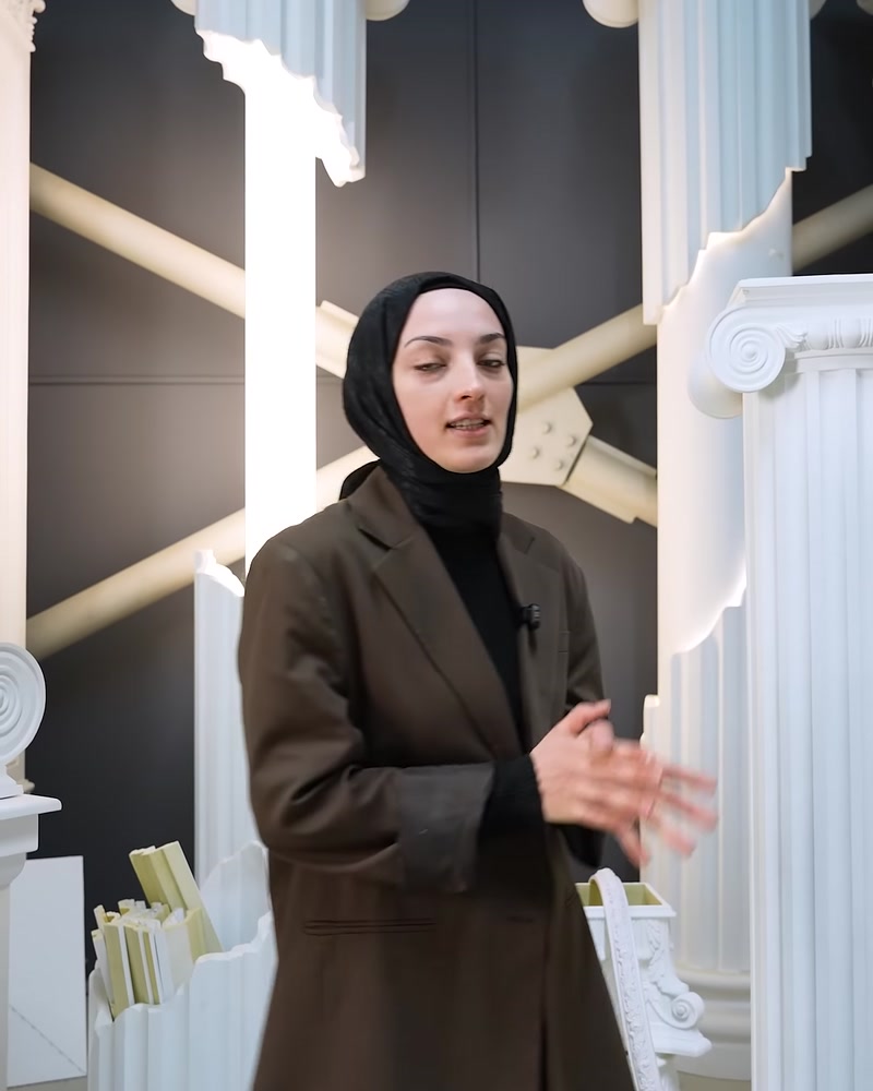 Sunucu farklı gövde ve başlıklara sahip dekoratif sütunlar arasında