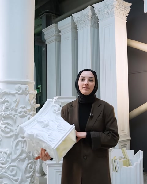 Oyma bezemeli dekoratif sütun başlığı yakından tanıtılıyor