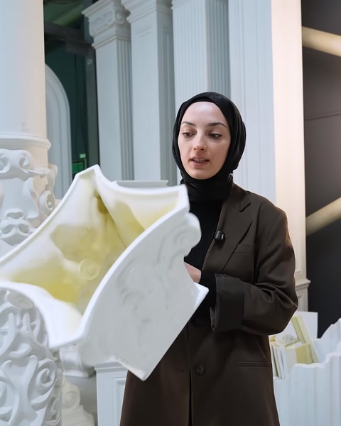 Dekoratif sütun başlığının hafif ve içi boş yapısı gösteriliyor