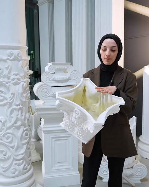 Sütun başlığının iç yüzeyi ve kesit yapısı inceleniyor