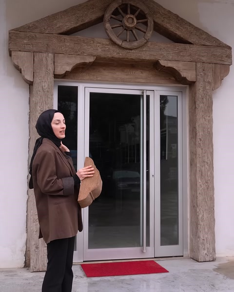 Showroom girişindeki ahşap görünümlü çerçeve uygulaması işaret ediliyor