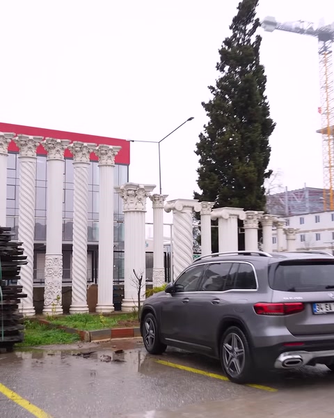 Dış cephede sıralanan dekoratif sütun uygulamaları uzaktan görülüyor