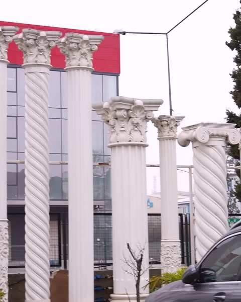 Yivli ve burgulu dekoratif sütunların dış cephe detayları görülüyor