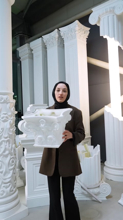 Beyaz sütun başlığı dış yüzeyindeki kabartmalarla önden gösteriliyor