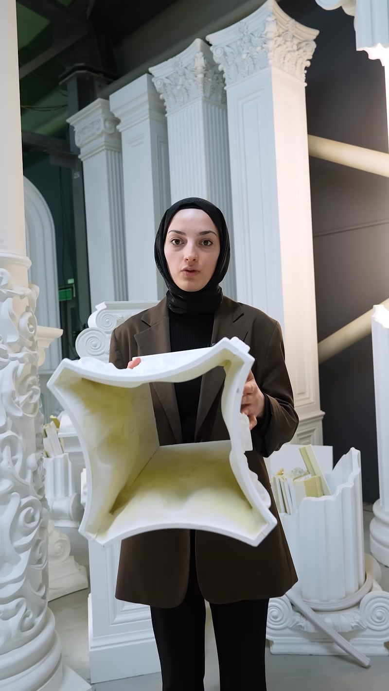 Sütun başlığının iç boşluğu ve hafif gövde yapısı gösteriliyor