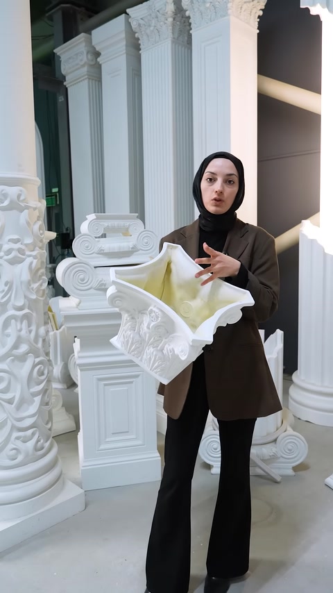 Kesit halinde tutulan sütun başlığının iç bölümü işaret ediliyor