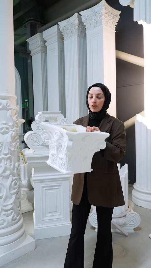 Dekoratif sütun başlığının kıvrımlı dış formu yakından sergileniyor