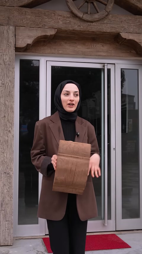 Kiriş numunesinin kavisli profili ve ahşap deseni yakından görülüyor