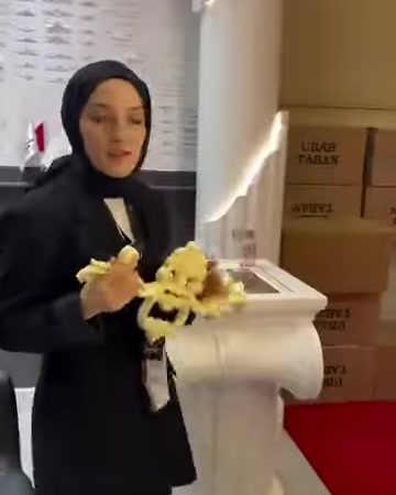 Dekoratif motif, beyaz sütun örneğinin yanında elde sergileniyor