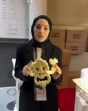 Simetrik kıvrımlara sahip süsleme motifi önden tanıtılıyor