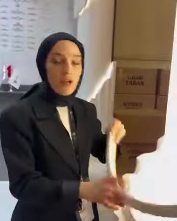 Esnek çıta, kavisli beyaz yüzeyin kenarında gösteriliyor