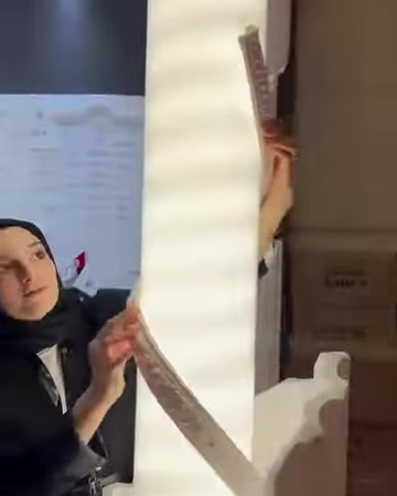 Esnek dekoratif çıta, yüksek kavisli panel boyunca uzatılıyor