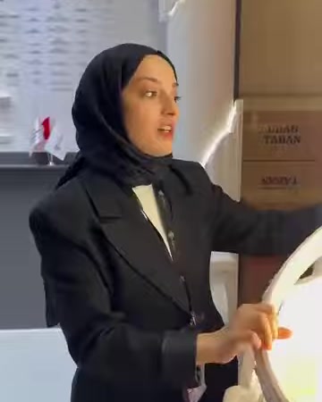 Beyaz esnek çıta elde bükülerek form kabiliyeti gösteriliyor