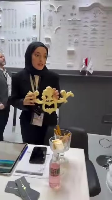 Dekoratif poliüretan süsleme parçası iki elle sergileniyor