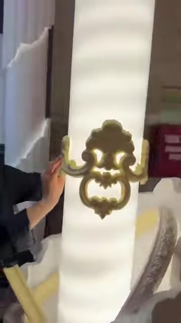 Işık önünde tutulan kabartmalı süsleme formu detaylarıyla görülüyor