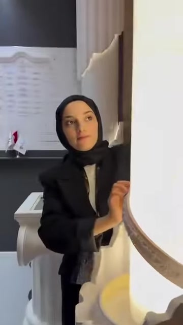 Kahverengi flex çıta büyük bir yay oluşturacak şekilde bükülüyor