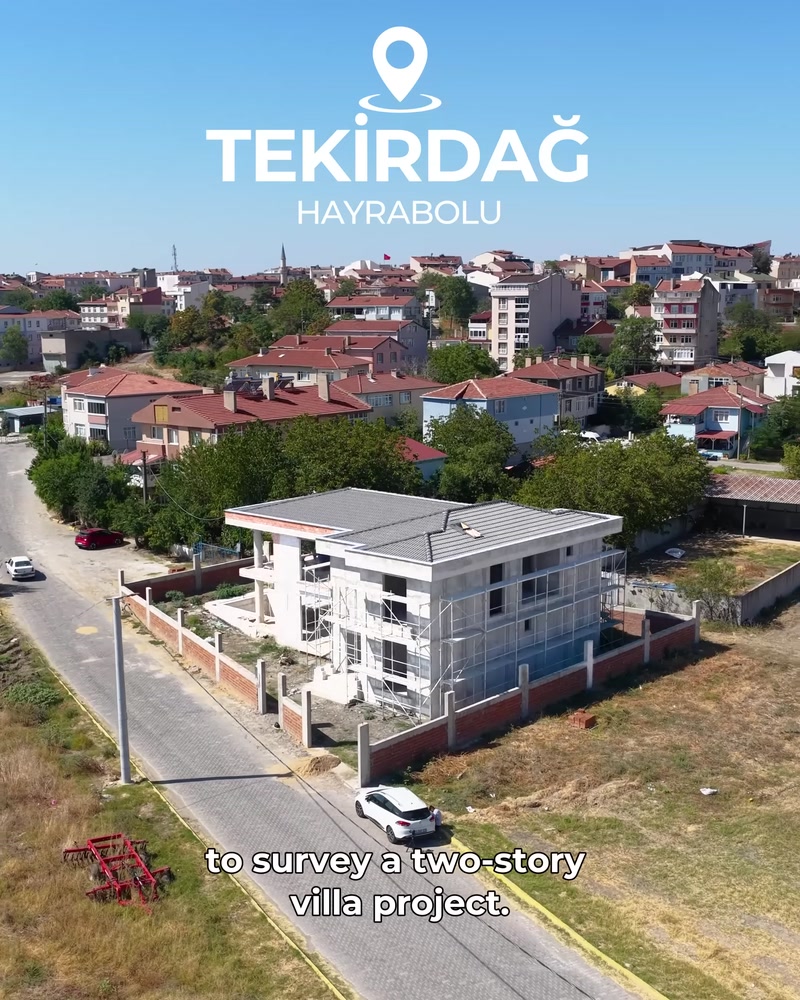 Havadan çekim, inşaat halindeki villa ve çevresindeki yerleşim alanı
