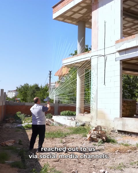 Teknisyen el tipi 3D tarayıcıyla villa cephesini tarıyor