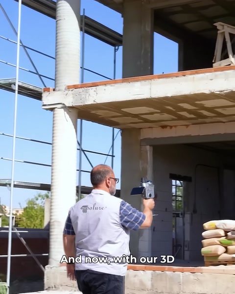 Teknisyen üst kat balkonunda 3D tarayıcıyla ölçüm alıyor