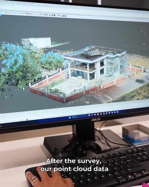 Bilgisayar ekranında villanın nokta bulutu modeli işleniyor