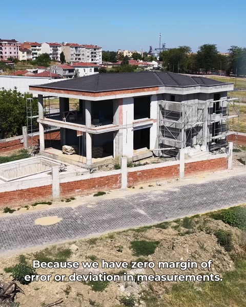 Villa cephesinde uygulanmış sütunlar ve korniş yakından görünüyor