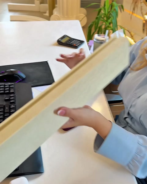 Uzun poliüretan LED profili masa üstünde uzanıyor