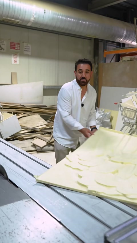 Çiçek kabartmalı poliüretan panel CNC tezgâhından kaldırılıyor