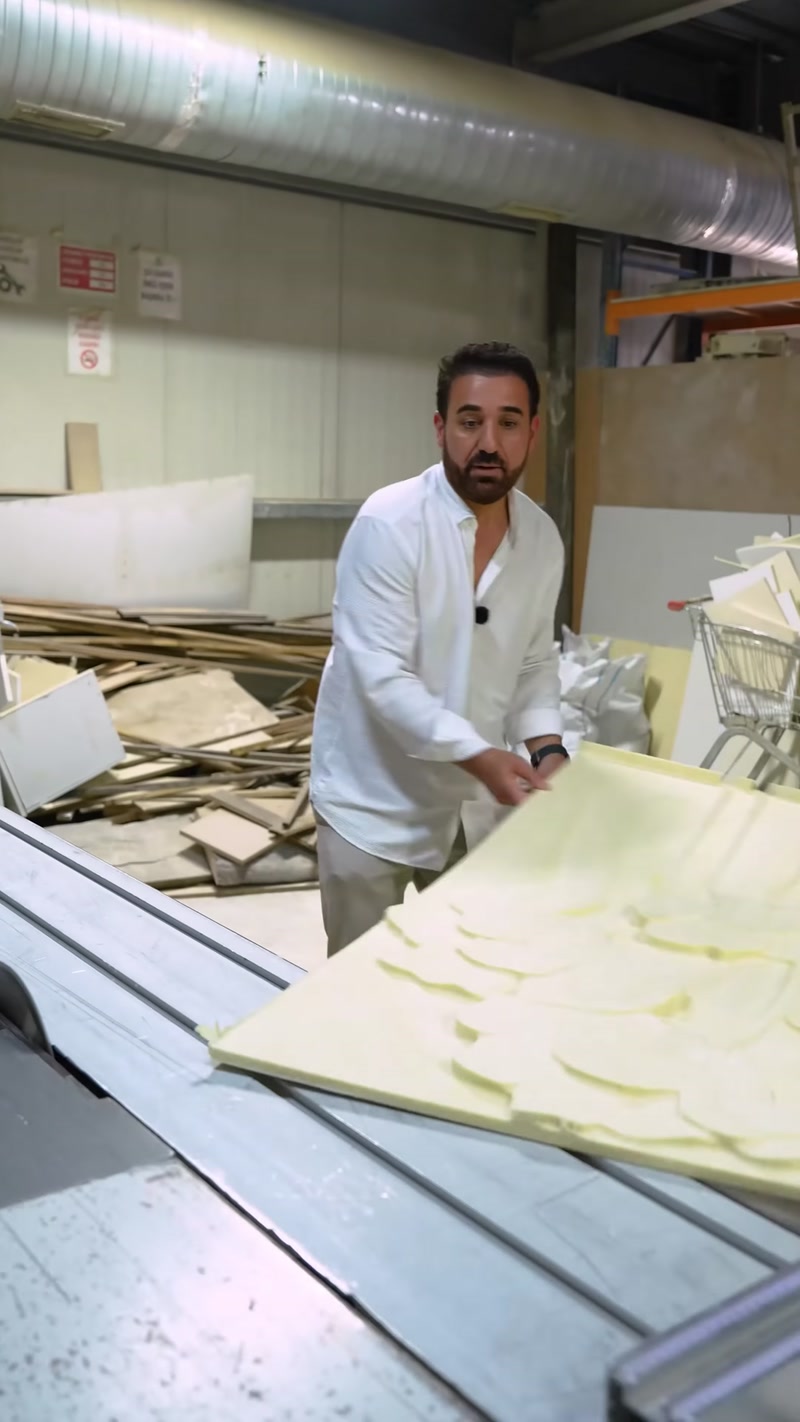 Çiçek kabartmalı poliüretan panel CNC tezgâhından kaldırılıyor