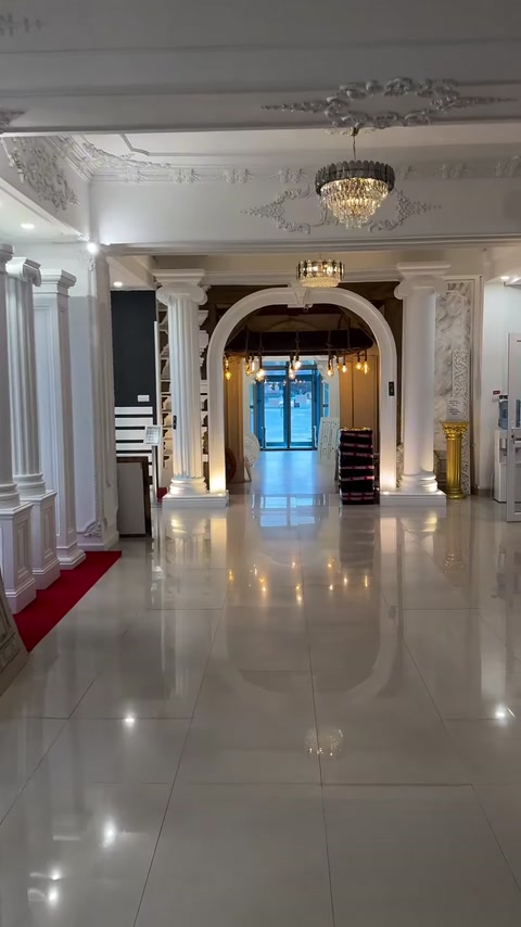 Fabrika showroomunda kemerler, sütunlar ve tavan süslemeleri görülüyor