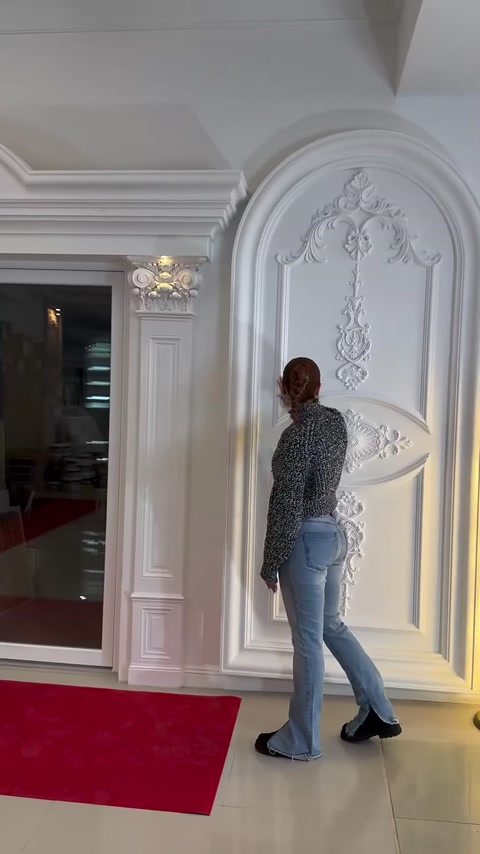 Kabartmalı motiflerle süslenen kemerli duvar paneli sergileniyor