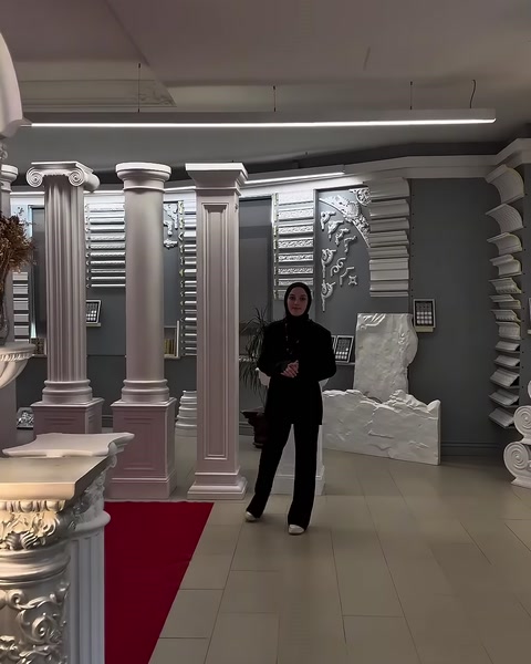 Showroomda farklı gövde ve başlıklara sahip dekoratif sütun modelleri