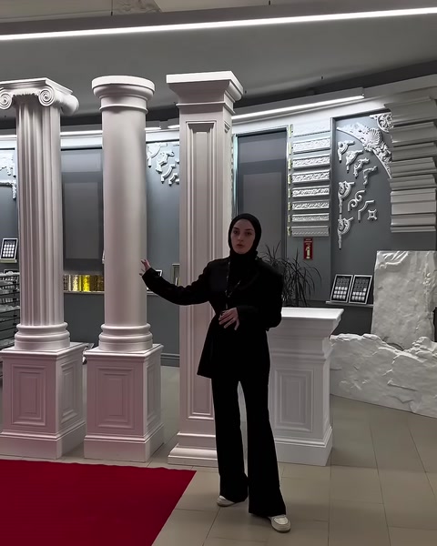 Yuvarlak ve kare kesitli yüksek sütunlar birlikte sergileniyor