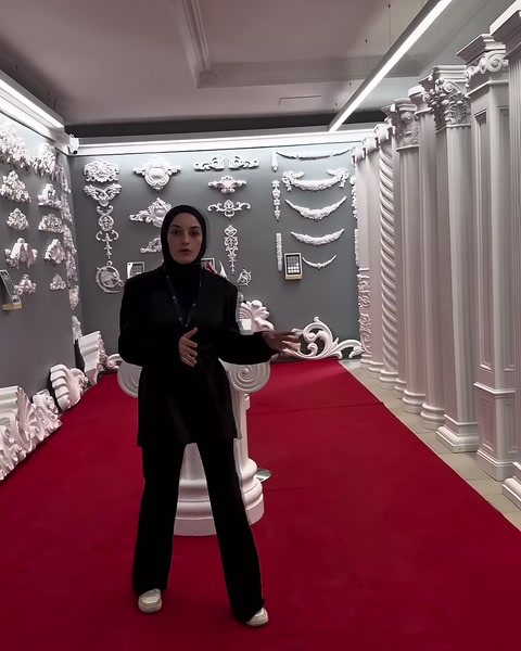 Sütunların yanında duvar süsleriyle düzenlenmiş geniş showroom alanı