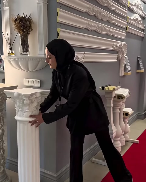 İnce yivli sütun gövdesi sehpa ayağı olarak inceleniyor