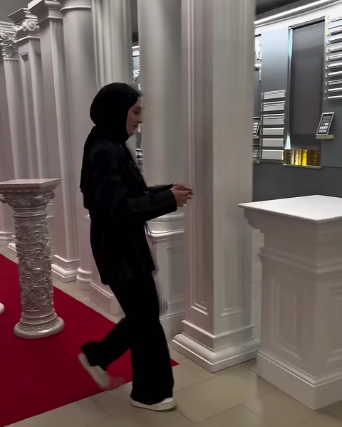 Farklı kalınlıklardaki sütunlar ve sehpa kaideleri birlikte görülüyor
