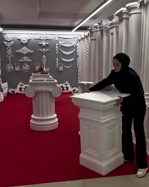 Kare tablalı dekoratif sehpanın tamamlanmış görünümü sunuluyor