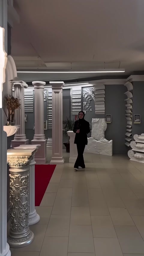 Showroomda farklı çap ve biçimlerde dekoratif poliüretan sütun modelleri sergileniyor
