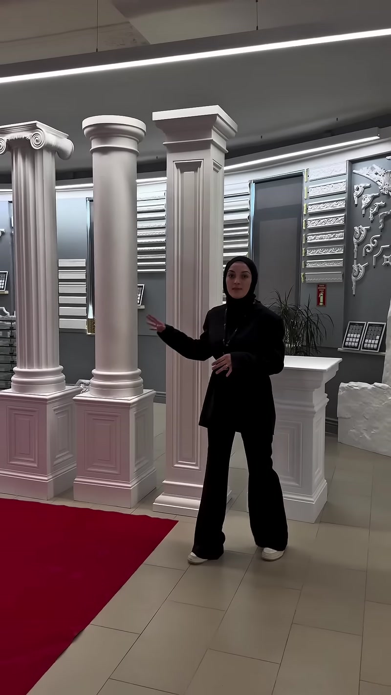 Farklı başlık tasarımlarına sahip uzun sütunlar yan yana sergileniyor