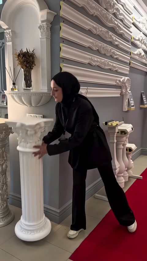 İnce yivli sütun gövdesi sehpa tasarımı için taşınıyor