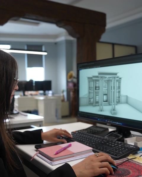 Tasarımcı bilgisayarda villa cephe çizimi üzerinde çalışıyor