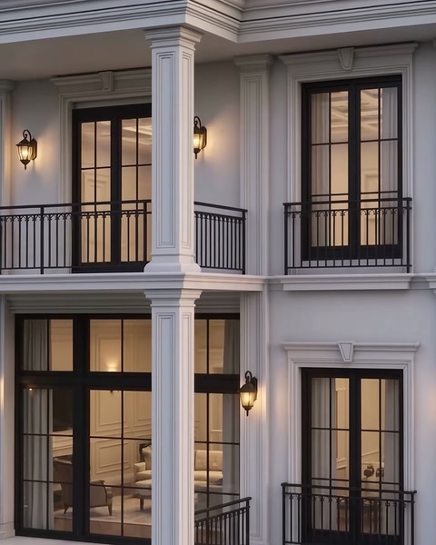 Balkon korkuluğu ve pilasterli villa cephe detay görüntüsü