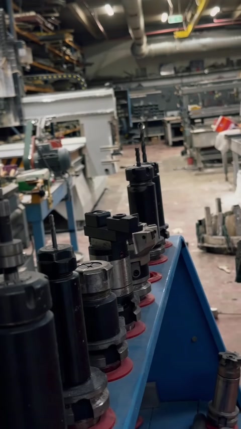 Üretim hattındaki dozajlama ekipmanı ve fabrika çalışma alanı