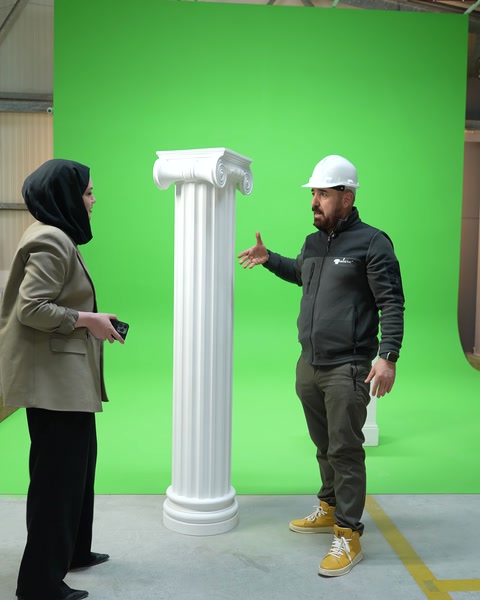 Tam boy poliüretan sütun yeşil fon önünde bütün olarak sergileniyor