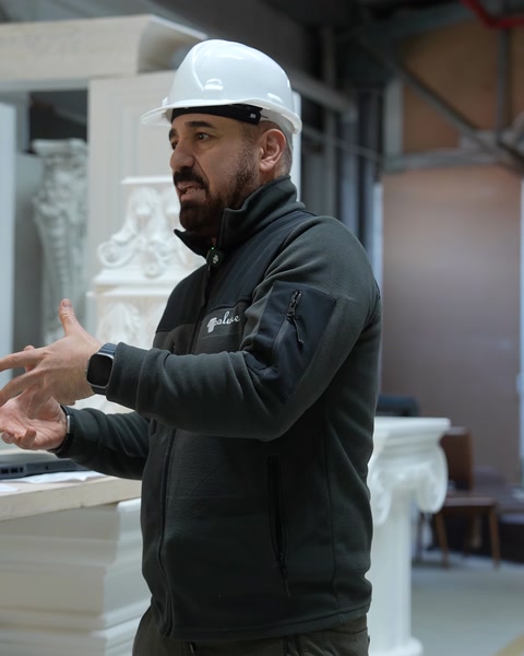 Balustrad küpeşte ve baba başlıkları ışık altında yakından gösteriliyor