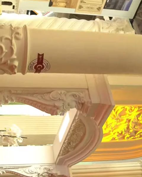 Burmalı sütun ile işlemeli kemer birleşiminin yakından görünümü