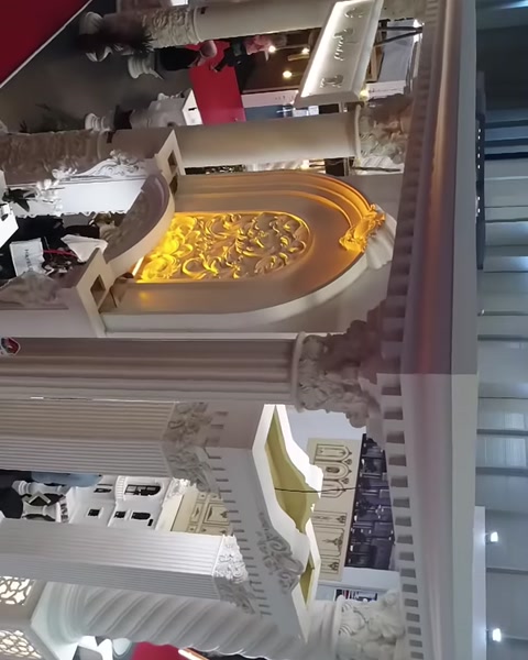 İşlemeli kemer ve yivli sütunlardan oluşan dekoratif cephe düzeni