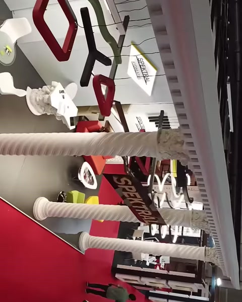 Burmalı sütunlar ve dekoratif korkuluk parçaları stantta sıralanıyor