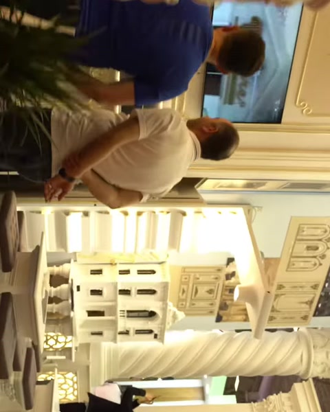 Ziyaretçiler sütun ve profil örneklerinin bulunduğu standı inceliyor