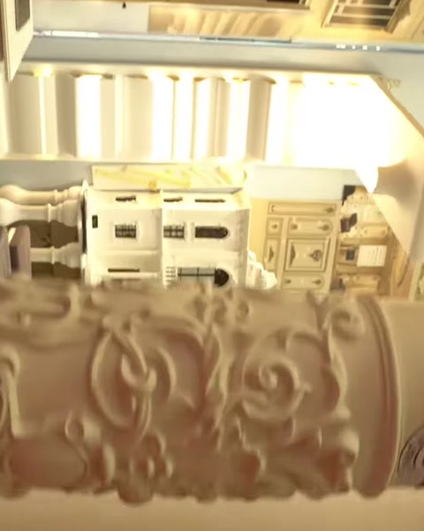 Kabartmalı çiçek motifli dekoratif panelin yakın plan detayı