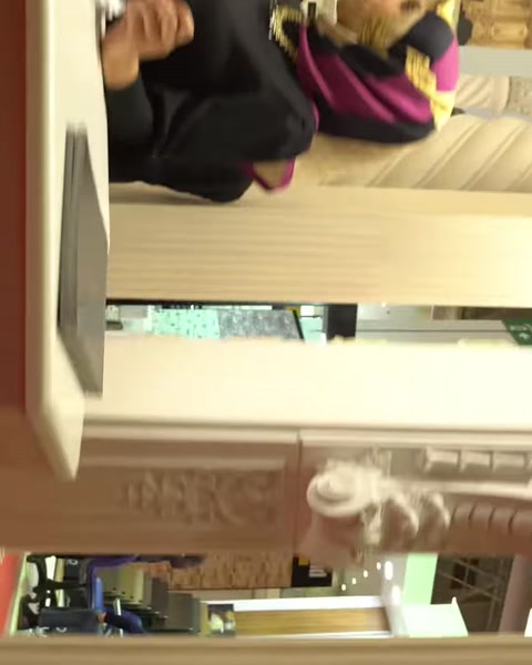 Yivli sütun gövdesi ile kaide birleşimi yakından sergileniyor